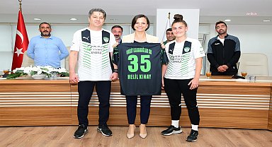 Karabağlar Belediye Başkanı Kınay, Orbit Karabağlarspor Kız Futbol Takımı ile buluştu