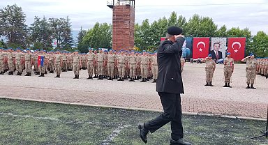 Karabük'te bir baba eğitimini tamamlayan asker oğlunu çocukluk battaniyesi ile aradı