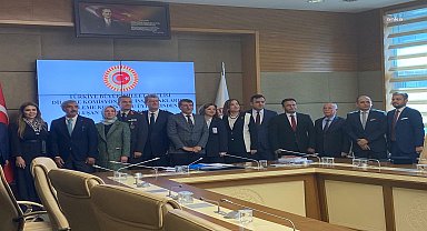 KDK'nın tavsiye kararlarına uyan kamu kurumlarının temsilcilerine TBMM'de plaket verildi