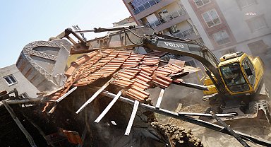 Kemalpaşa Belediyesi, ilçedeki metruk binaları yıkıyor