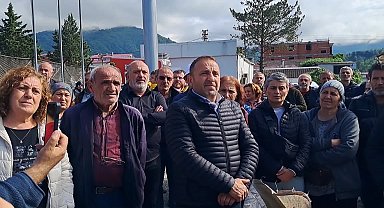 Kemalpaşalı üreticiler, yaş çay alım fiyatını ÇAYKUR önünde protesto etti
