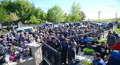 Kırşehir Belediyesi'nin geri dönüşüm kampanyasına katılan üreticiler fidelerini alıyor