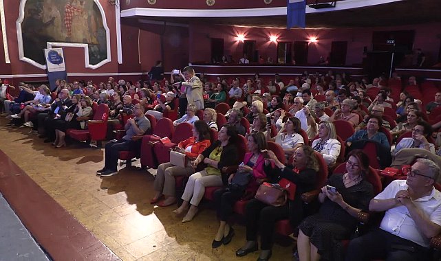 Konak Belediye Başkanı Mutlu tiyatral gösteride sahne aldı