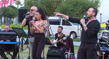 Konyaaltı Belediyesi'nin düzenlediği 'Gün Batımı Akustik Konseri' renkli görüntülere sahne oldu