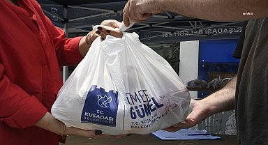 Kuşadası Belediyesi, ihtiyaç sahibi ailelerin okula giden çocuklarının beslenme çantalarını dolduruyor