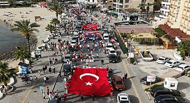 Kuşadası'nda 19 Mayıs kapsamında düzenlenen yürüyüş, renkli görüntülere sahne oldu