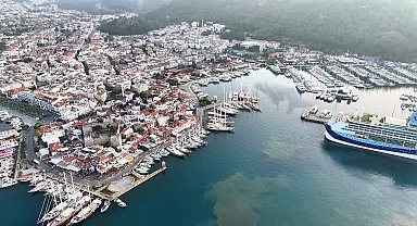 Marmaris Belediyesi’nden Yat Limanı ve Barlar Sokağı’nda temizlik çalışması