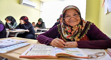 Mersin Büyükşehir destekliyor, kadınlar okuma yazma öğreniyor
