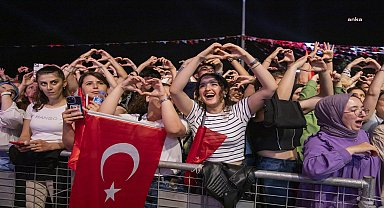 Mersin'de 19 Mayıs coşkusu, Mabel Matiz ve Manuş Baba konserleriyle zirveye ulaştı