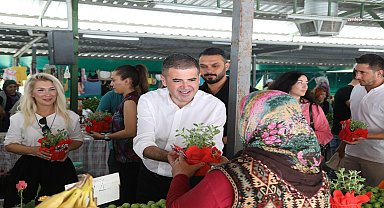 Mezitli Belediye Başkanı Tuncer'den Kadın Üretici Pazarı'na 'Anneler Günü' ziyareti