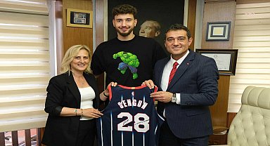 NBA'de Houston Rockets forması giyen Alperen Şengün, Giresun Belediye Başkanı Köse'yi ziyaret etti