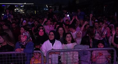 Osmangazi Belediyesi'nin 19 Mayıs etkinliklerinde Emre Kaya ve Beyza Bakırcı sahne aldı