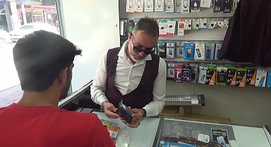 Osmaniyeli telefoncu: "Millet hep eski telefona yöneliyor, kırık telefonunu yaptırmaya çalışıyor"