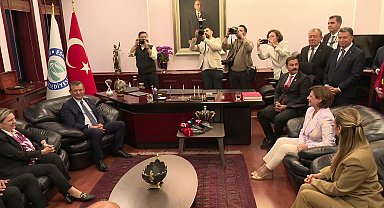Özgür Özel Eskişehir'de… "Büyükerşen gibi marka bir ismin yerine aday olmak ve bu başarıyı göstermek çok önemliydi"