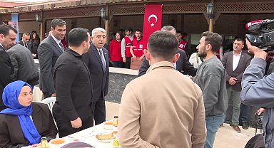 Özgür Özel, Soma'da maden şehitlerinin aileleriyle yemekte buluştu, "Türkiye'nin Aynası: Soma" isimli belgeselin gösteriminde duygusal anlar yaşadı