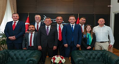 Özgür Özel, staj ve çıraklık mağdurlarıyla TBMM'de bir araya geldi