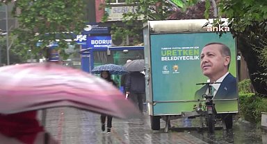 Rizeli çay üreticisi, bir çuval çayı AKP İl Başkanlığı önüne dökerek alım fiyatını protesto etti