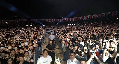 Şehitkamil Belediyesi'nin 19 Mayıs Gençlik Konseri'nde Gülşen sahne aldı