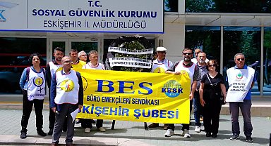 SGK Eskişehir İl Müdürlüğü önüne siyah çelenk bıraktılar