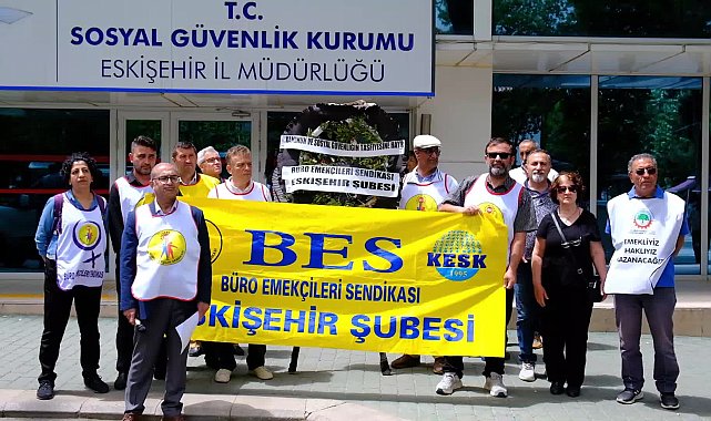SGK Eskişehir İl Müdürlüğü önüne siyah çelenk bıraktılar