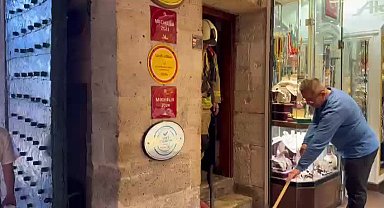 Tarihi mısır çarşısı çatısında çıkan yangın kısa sürede söndürüldü