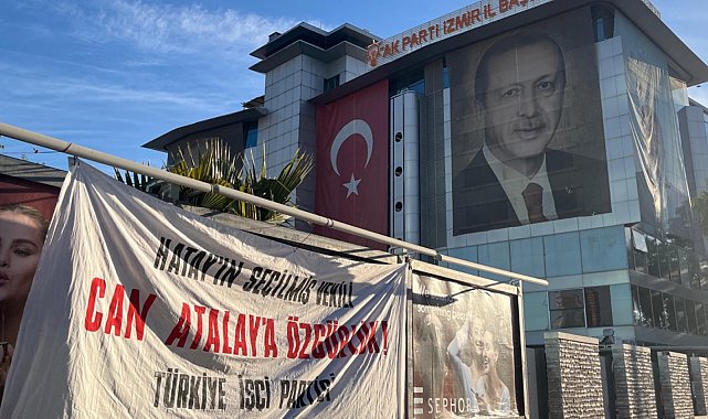 TİP İzmir Örgütü, AKP il binasının önüne "Can Atalay" pankartı astı