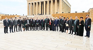 Türk Dünyası Barolar Birliği Toplantısı katılımcıları Anıtkabir'e ziyaret etti