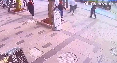 Uşak'ta bir genç, cadde ortasında tanımadığı kişilerin saldırısına uğradı