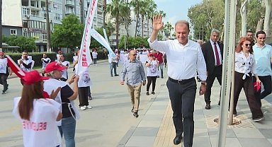 Vahap Seçer, 1 Mayıs'ta işçilerle yürüdü: "Bizim iktidarımızda emekçi kardeşlerimiz bayramı istediği yerde kutlayacak"