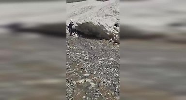 Van Bahçesaray'da vatandaşlar, 5 aydır karla kaplı yolu küreklerle açmaya çalıştı