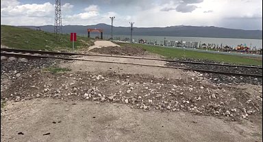 Van'da Filamingo Parkı'nın yolunun 'kaçak' olduğu gerekçesiyle kapatılması tepki çekti, parkın yok olma tehlikesine dikkat çekildi