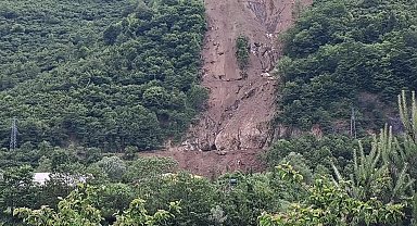 Vatandaşlardan Artvin'in Muratlı köyü yolundaki heyelan tehlikesine tepki: Yolun yapılması için burada birilerinin ölmesi mi gerekiyor?
