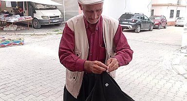 Yaşlılık maaşı yetmediği için şalvar satan Kadirlili vatandaş: "Şimdi 'al gülüm ver gülüm' diyorlar, veresiye devri bitti"