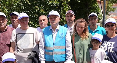 Yunusemreli çevreciler, Akmescit’te iki buçuk ton çöp topladı 