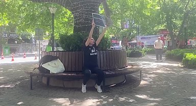 6 Şubat depremlerinde Antakya Fuat Koku Sitesi'nde yakınlarını kaybeden Döne Kaya, Adalet Nöbeti'nin 8. haftasında Kuğulu Park'ta