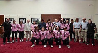 ABBSK U16 Kız Basketbol Takımı, şampiyonluk kupasını Adana Büyükşehir Belediye Başkanı Zeydan Karalar’a getirdi