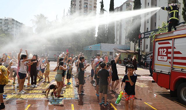 Adana Büyükşehir İtfaiyesi’nden çocuklara serinleten sürpriz