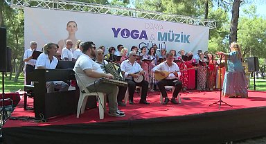 Antalyalılar, Dünya Yoga Günü'nü Konyaaltı'nda kutladı