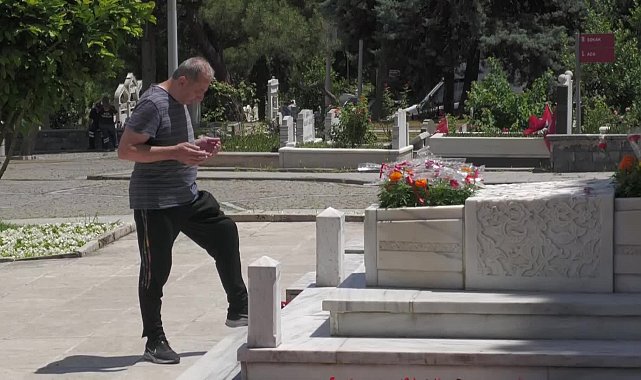 Arife gününde şehit yakınlarının duygusal ziyareti...