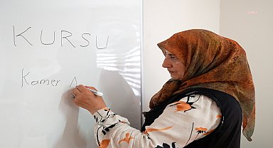 Ataşehir Belediyesi’nin kurslarına katılan 61 yaşındaki Kamer Ayırtır okuma yazma öğrendi