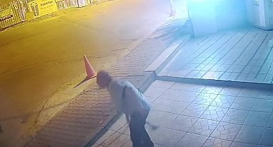 Bağcılar’da bir işyerinin güvenlik görevlisine ve köpeğine saldırı anı güvenlik kamerasında