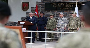 Bakan Yaşar Güler, Mehmetçik'le bayramlaştı