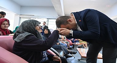 Balıkesir Büyükşehir Belediye Başkanı Akın, bayramı vatandaşlarla geçiriyor