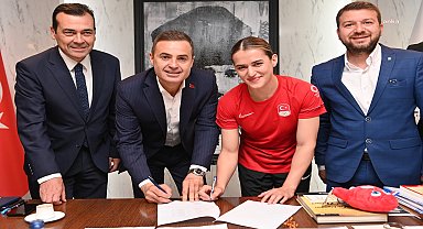 Balıkesir Büyükşehir Belediyespor, olimpiyat yolcusu Esra Yıldız Kahraman ile yola devam kararı aldı