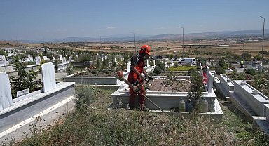 Balıkesir Büyükşehir, mezarlıkları bayrama hazırlıyor