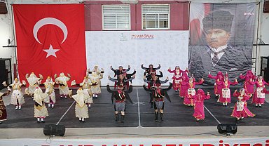 Bayraklı Belediyesi'nden halk oyunları gösterisi