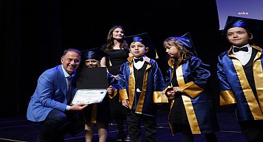 Beylikdüzü Belediyesi Gündüz Çocuk Bakımevleri'nden mezun olan minikler, törenle diplomalarını aldı