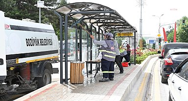 Bozüyük Belediyesi ekiplerinden duraklarda temizlik çalışması