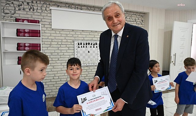 Bozüyük Belediyesi Satranç Kursu’na katılan öğrenciler, sertifikalarını Başkan Bakkalcıoğlu’ndan aldı