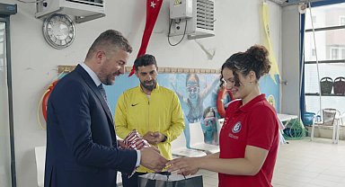 Bucalı milli yüzücü Yeşilçavdar, Bulgaristan’dan altın madalya ile döndü